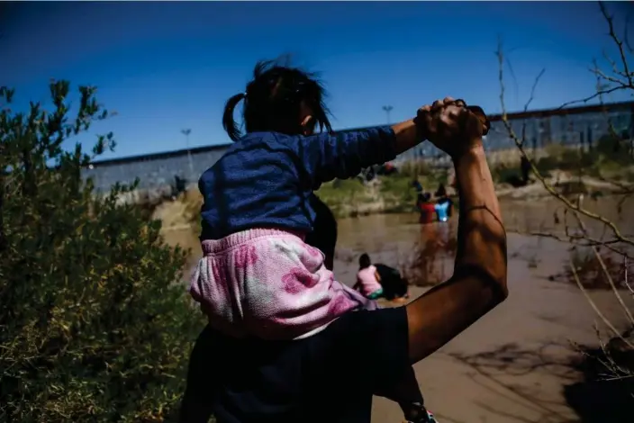  ?? Photograph: Christian Torres/Anadolu via Getty Images ?? Families try to cross the Rio Grande as they arrive at the border in Ciudad Juárez, Mexico, on 12 March.