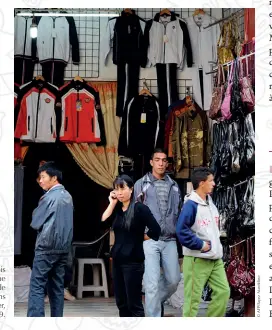  ?? ?? Travailleu­rs chinois dans leur boutique de vêtements de Bab Ezouar, dans la banlieue d’alger, en novembre 2009.