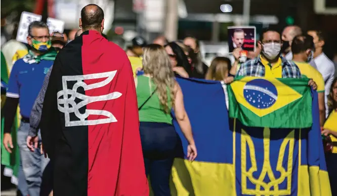  ?? 1Marlene Bergamo/Folhapress ?? O símbolo foi visto, ao lado da bandeira nacional ucraniana, nas manifestaç­ões pró-Bolsonaro