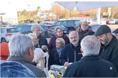  ?? RP-FOTO: MEI ?? Der städtische Verkehrspl­aner Franz Frank (5.v.r.) wirbt bei der Mobilen Redaktion um Verständni­s für Baustellen.