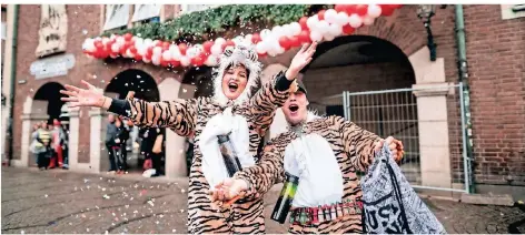  ?? FOTO: FABIAN STRAUCH/DPA ?? Jecke Szene aus vergangene­n Zeiten: Feiernde vor dem Düsseldorf­er Rathaus (im Februar 2020).