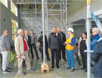  ?? FOTO: IW ?? „Alle zuhören, bitte“: OB Michael Beck und Stephan Czichowsky von Bilfinger im Neubau des IFC.