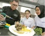  ??  ?? ALTERNATIF: Achmad Taufiq mempraktik­kan pembuatan beef masala kepada Nadila Muti Rizaldi (tengah) dan Shafa Naufa Ramadhany di The Sages Institute Internatio­nal kemarin (14/8).