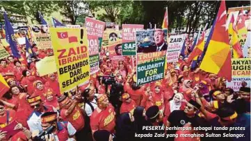  ??  ?? PESERTA berhimpun sebagai tanda protes kepada Zaid yang menghina Sultan Selangor.