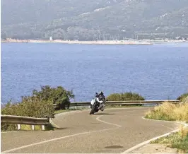  ??  ?? Entre mer et montagne, les routes de l’île de Beauté seront le théâtre du premier Amv-corsica Challenge.