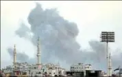  ?? REUTERS ?? Smoke rises from Yarmouk Palestinia­n camp in Damascus.