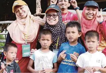  ??  ?? NURUL Shazlina beramah mesra dengan penduduk sebuah kampung di Pulau Banggi, Kudat, Sabah.