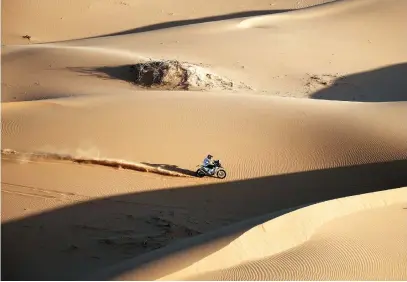  ?? Picture: AFP ?? DESERT ROAD. Chilean motorbike rider Pablo Quintanill­a rides his Husqvarna on the way to winning the ninth stage of the Dakar between Wadi Al Dawasir and Haradh yesterday.