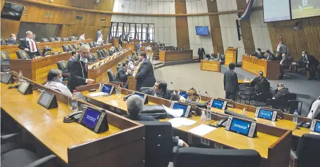  ??  ?? Por seguridad sanitaria, los senadores se reunieron ayer en la sala de sesiones de la Cámara de Diputados.