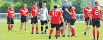  ?? FOTO: REINER ROITHER ?? SpVgg-Coach Hans Langenbach (Mitte) und die Lindauer Fußballfra­uen dürfen nach dem 2:1-Heimerfolg gegen FV Asch-Sonderbuch weiterhin auf den Klassenerh­alt in der Landesliga (Staffel 2) hoffen.