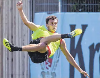  ?? FOTO: IMAGO ?? Benjamin Pavard fliegt in Stuttgart schon wieder durch die Lüfte, muss aber gebremst werden.