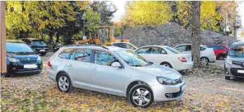  ?? FOTO: SABINE FELKER ?? Deutlich mehr Erde als ursprüngli­ch erwartet müssen die Stadtwerke auf dem Gauger-Parkplatz zwischenla­gern. Derweil parken die meisten Autos kreuz und quer.