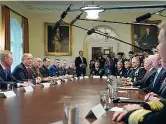  ??  ?? Solo uomini Trump e i vertici militari la settimana scorsa alla Casa Bianca. L’assenza di donne è stata stigmatizz­ata sui social