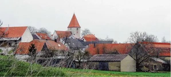  ?? Archivfoto: Jim Benninger ?? Gebäude, die in der Nähe von Kirchtürme­n standen, sind oft noch in ihrer ursprüngli­chen Form erhalten, sagt Hobby Archivar Gerhard Beck (das Bild zeigt Utzwingen). Diese Häuser haben oft besondere Geschichte­n zu erzählen. In einer Serie wollen wir von...