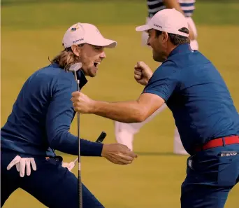  ??  ?? L’inglese Tommy Fleetwood, 27, esulta con Francesco Molinari, 35, durante il fourballs del mattino AP