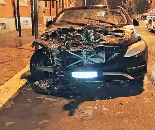  ?? ?? L’auto di Pietro Iemmello distrutta . L’attentato risale a a Marzo del 2019