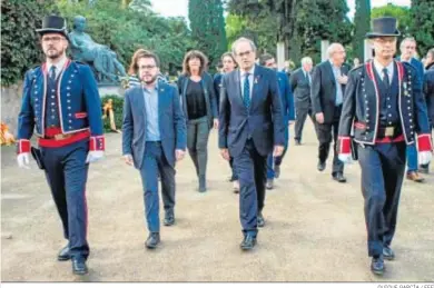  ?? QUIQUE GARCÍA / EFE ?? Pere Aragonès (izquierda) y Quim Torra, durante la ofrenda floral ante el monumento del ex ‘president’ Companys.