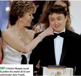  ??  ?? 2007 Cristian Mungiu reçoit la palme des mains de la star américaine Jane Fonda.