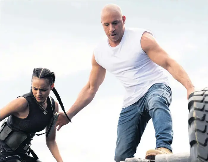  ?? Bild: Universal Pictures ?? I ”Fast & Furious 9” har Dominic (Vin Diesel) flyttat ut till en söt bondgård. Här klättrar han dock över däck med Ramsey (Nathalie Emmanuel).