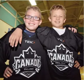  ?? Photo : Daniel Bahuaud ?? Alexandre De Rocquigny et Alexandre Boge arborent fièrement les chandails de l’équipe canadienne de roller hockey.