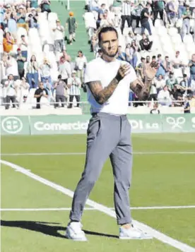  ?? ?? El retorno de Gudelj y el homenaje a los sanitarios que le salvaron la vida supuso uno de los episodios más emotivos en El Arcángel en el partido ante el Alcorcón.