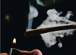  ??  ?? A new study suggests that people who smoke marijuana to relax might benefit from consuming smaller doses.