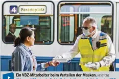  ?? KEYSTONE ?? Ein VBZ-Mitarbeite­r beim Verteilen der Masken.
Video auf 20min.ch: Guido Schoch über die Initiative der VBZ.