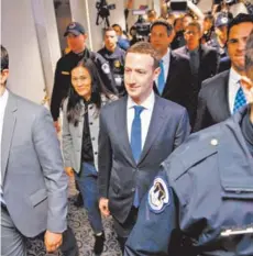  ??  ?? ► Mark Zuckerberg y su mujer, Priscilla Chan, en el Capitolio, el lunes.