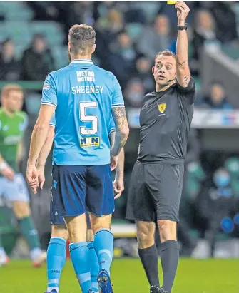  ?? ?? MAIN PICTURE: Flashpoint as James Mcpake holds back assistant Dave Mackay from referee Gavin Duncan while, above, Dundee defender Ryan Sweeney is sent off by Duncan well into stoppage time at Easter Road.