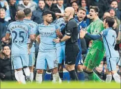  ?? JASON CAIRNDUFF / REUTERS ?? Los jugadores del City protestan tras la expulsión de Agüero