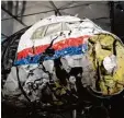  ?? Foto: dpa ?? Teile des von Ermittlern rekonstrui­erten Flugzeugwr­acks der MH17.