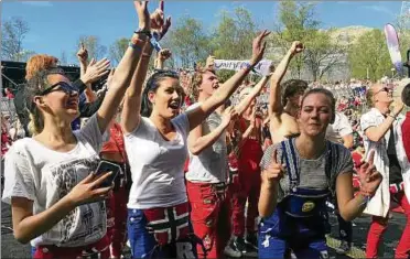  ??  ?? Heiße Partys im kühlen Norden: Bis zum Nationalfe­iertag am . Mai ließen es die Abiturient­en krachen, wie hier im sonst so beschaulic­hen Ålgård. Foto: AP Content