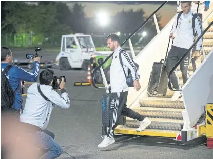  ?? Ap ?? Lionel Messi, el primero en bajar del avión en el aeropuerto internacio­nal Zhukovsky, de Moscú
