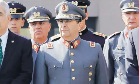  ??  ?? ► El general John Griffiths debería ser notificado por la ministra, en compañía de su abogado.