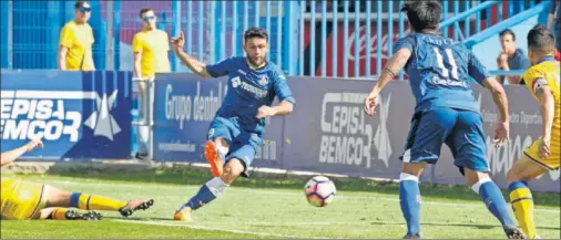  ??  ?? LA SENTENCIA. Jorge Molina, del Getafe, marcó el tercer y último tanto del partido contra el Alcorcón, en el minuto 82.