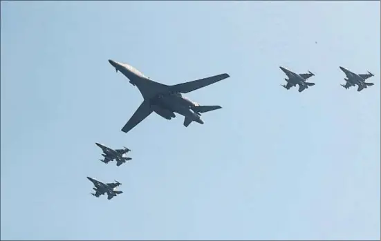  ?? LEE JIN-MAN / AP ?? Un superbomba­rdero B-1B Lancer de Estados Unidos, escoltado por cuatro cazas, sobrevolan­do ayer Corea del Sur
