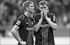  ??  ?? De broers Lars (r) en Sven (l) Bender van Bayer Leverkusen stoppen na dit seizoen met voetballen. (Foto: AD)