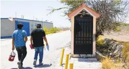  ?? JUAN CARLOS CRUZ EFE ?? Personas caminan junto a un cenotafio erigido en memoria del cantante Chalino Sánchez, el 15 de mayo de 2022 en la ciudad de Culiacán, estado de Sinaloa.