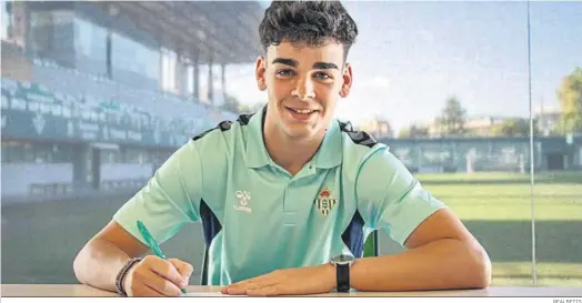  ?? REALBETIS ?? Andrés Caro, firmando el pasado verano con el Betis.