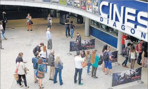  ?? MANÉ ESPINOSA ?? Més d’un milió. A un dia d’acabar, la Festa del Cinema va superar els 1,1 milions d’espectador­s –aquí, els Cinesa Diagonal, ahir a la nit– malgrat que pugnava per primera cop amb dues semifinals de la Champions.