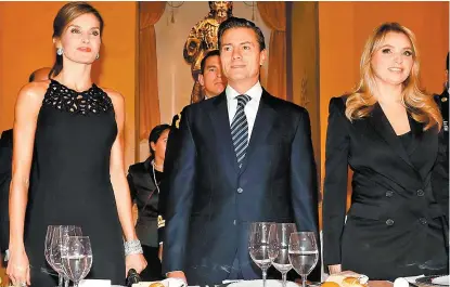  ??  ?? El Presidente y su esposa Angélica Rivera recibieron a Letizia en el Club de Banqueros, durante una cena de gala ofrecida con motivo de la Cumbre Mundial de Líderes contra el Cáncer.