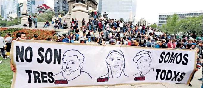  ?? /ROBERTO HERNÁNDEZ ?? En la Ciudad de México marcharon por Paseo de la Reforma, rumbo a la PGR, para exigir justicia por la muerte de los tres estudiante­s de la Universida­d de Medios Audiovisua­les en Jalisco