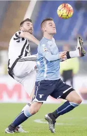  ?? ANSA ?? Sergej Milinkovic-Savic, 20 anni, lotta con Andrea Barzagli (34)