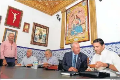  ?? JOSUÉ CORREA ?? Junta del Consejo de Hermandade­s en una reunión plenaria, en una imagen de archivo.