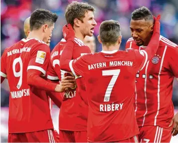  ?? Foto: Witters ?? Robert Lewandowsk­i (links) und Thomas Müller (zweiter von links) trafen beim 4:2 der Bayern gegen Bremen doppelt und durften sich die Glückwünsc­he von Franck Ribéry und Jérôme Boateng abholen.