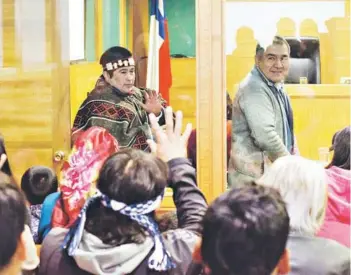  ??  ?? ► Ayer, el Tribunal Oral de Temuco condenó Benito Trangol (con vestimenta mapuche) y absolvió a Alfredo Tralcal (con chaqueta beige).