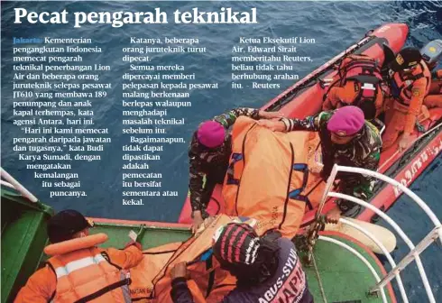  ??  ?? ANTARA pasukan penyelamat Indonesia yang mengumpul cebisan mayat mangsa.