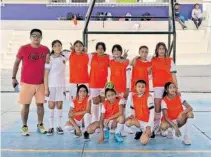  ?? ?? Alumnas de la primaria "Nicolás Bravo", de Hueyotlipa­n, se coronaron campeonas estatales de handball