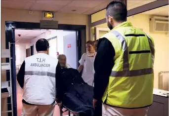  ?? (Photos Valérie Le Parc) ?? Tout au long de l’après-midi d’hier, des patients âgés, admis dans les services de médecine de l’hôpital Sainte-Musse ont été transférés par les ambulancie­rs à l’unité d’hébergemen­t.