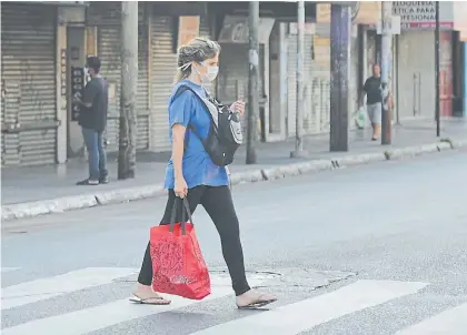  ?? JUANO TESONE ?? Barbijos en las calles. Ida y vuelta, despuésde hacer las compras, con prevención.